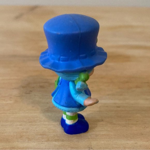 Strawberry Shortcake Blueberry Muffin with Berry Basket Miniature Figurine - Picture 4 of 5